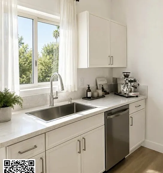 1443 N Mariposa Ave — Photo 2