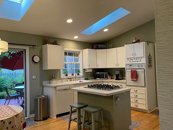 3rd image of 155 Schram Ct