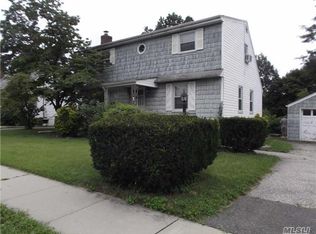 16 Foxcroft Rd, Albertson, NY 11507