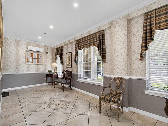 5th image of 450 Princess Anne Rd SW #202