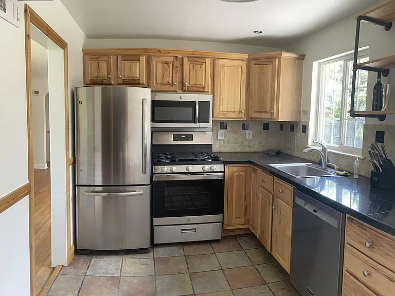 2875 Niagara St — Photo 9