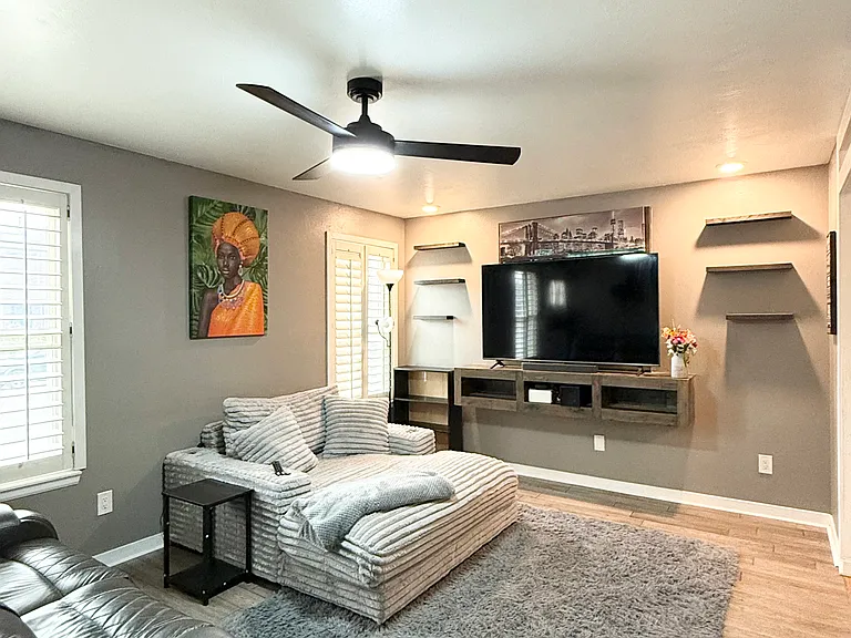 4555 Genoa St — Photo 7