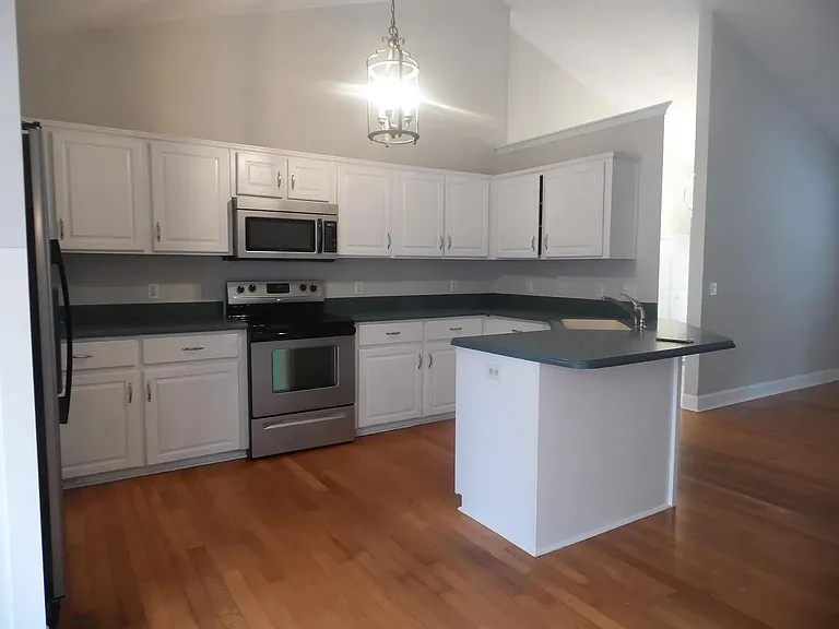 147 Royal Dr — Photo 8