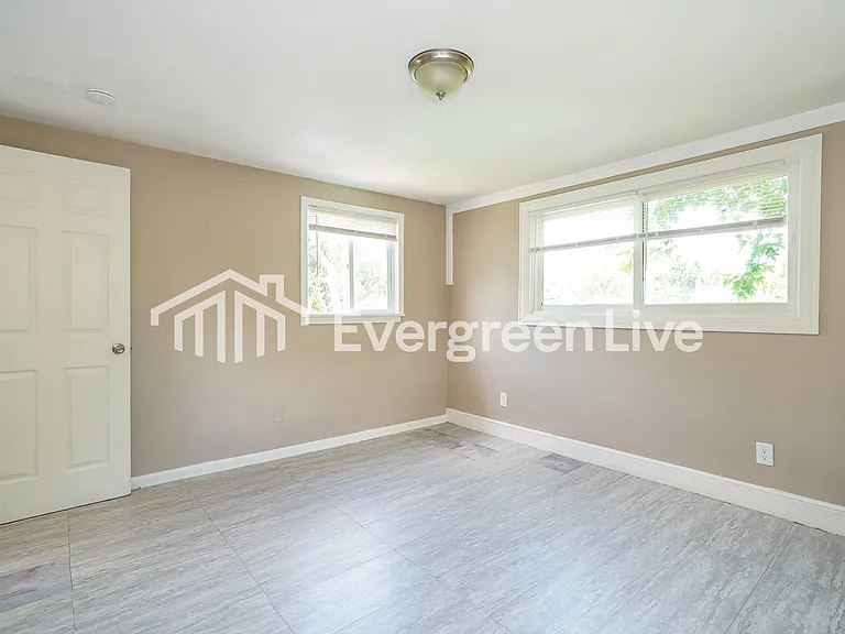 582 Elizabeth Ave — Photo 10