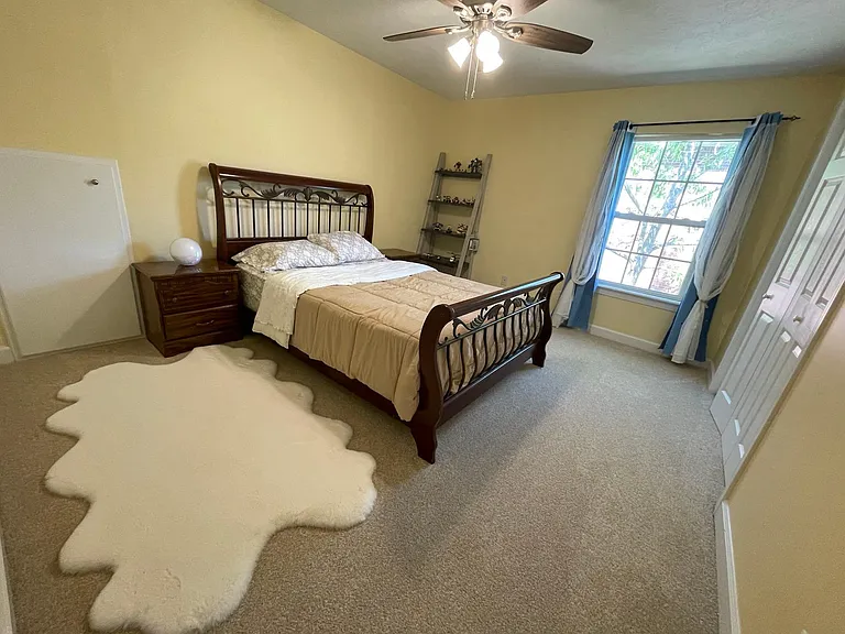 646 Surrey Ln — Photo 11