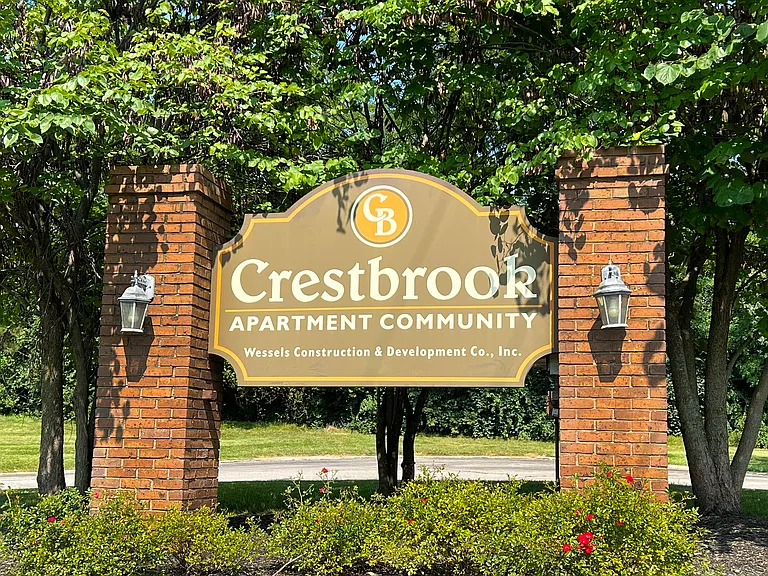 Crestbrook Apartments & Townhomes — Photo 10
