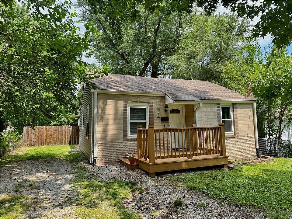 1st image of 106 NE Ash St