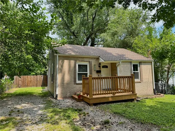 106 NE Ash St, Lees Summit, MO 64063