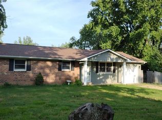 912 N Poplar St, Dexter, MO 63841