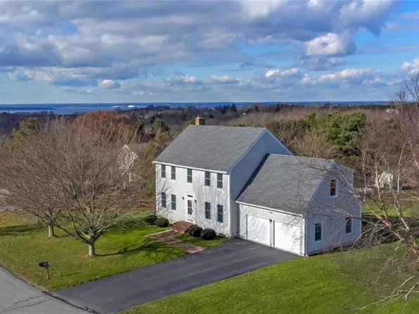 129 Stonegate Dr, Portsmouth, RI 02871