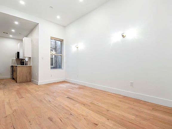 4th image of 2039 Gates Ave #2A