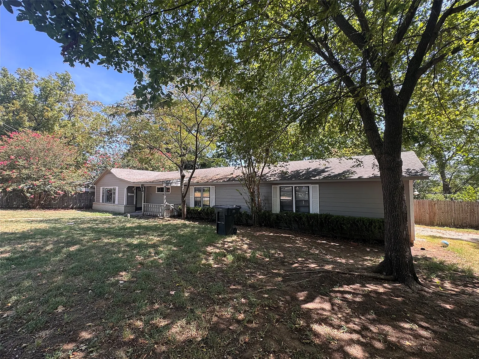 4 bed, 2.0 bath, 1820 sqft, $1,400 — Photo 2