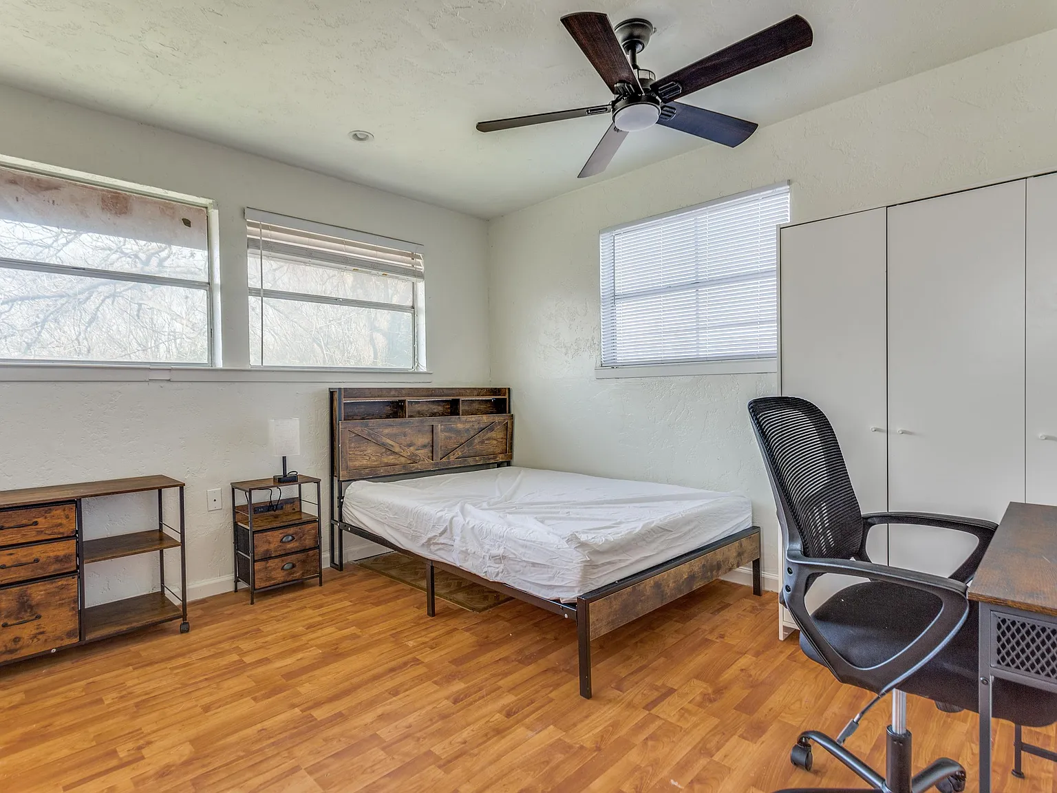 4 bed, 3.0 bath, 2362 sqft, $979 — Photo 1