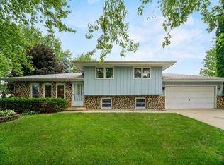 880 Helen Ave, South Elgin, IL 60177