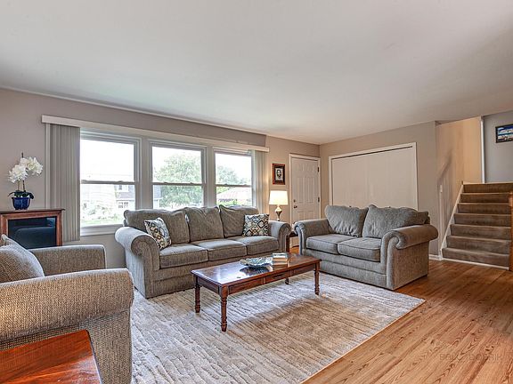 4th image of 1045 Worthington Dr