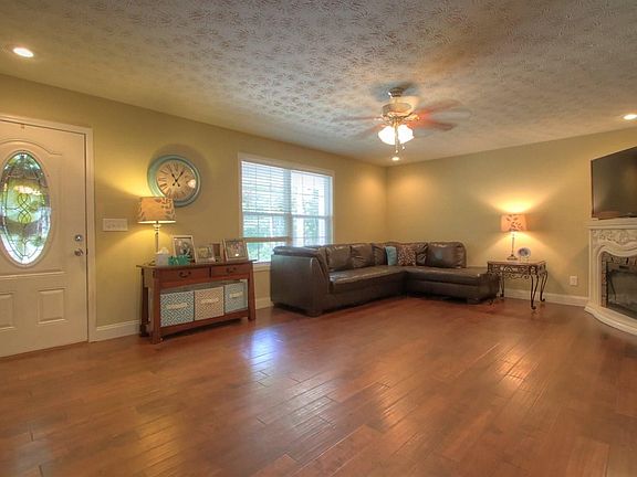 4th image of 458 Aspen Dr