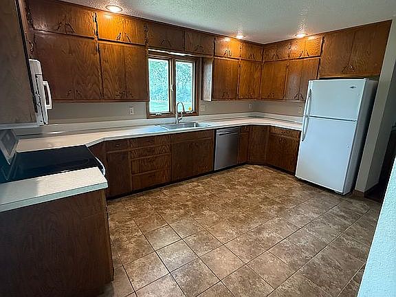 Kitchen. Appliances included