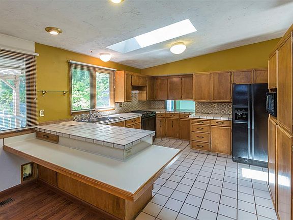 5th image of 814 S Montavilla Dr