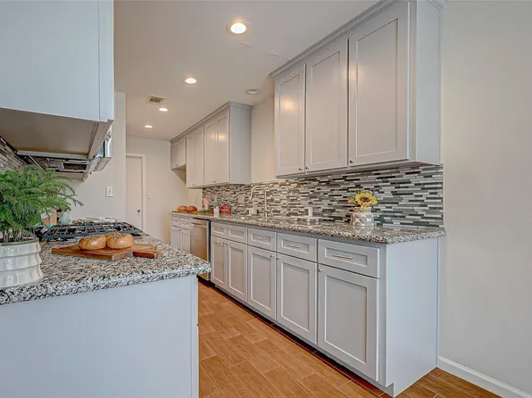 2022 Highland Hills Dr, Sugar Land, TX 77478