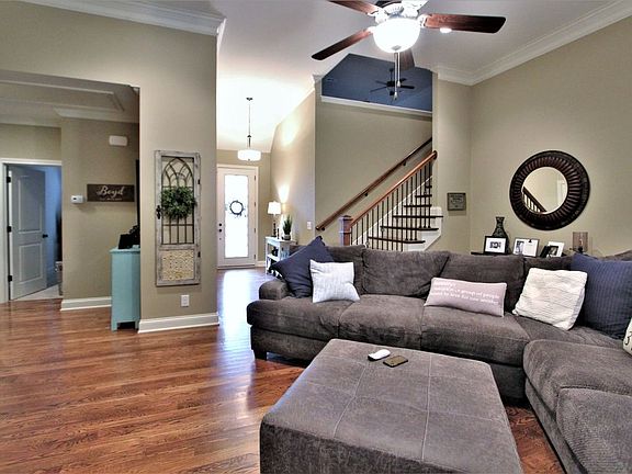 3rd image of 427 Acacia Grove Ln