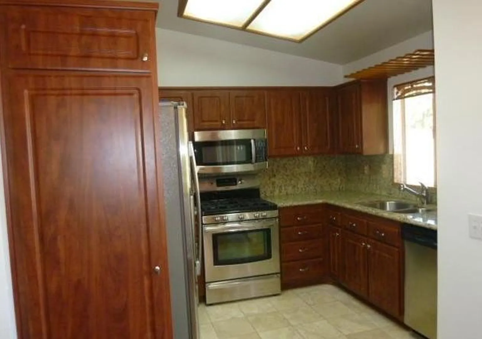 Beautiful 2-bed, 2-bath upper level Condo in West Hills — Photo 2