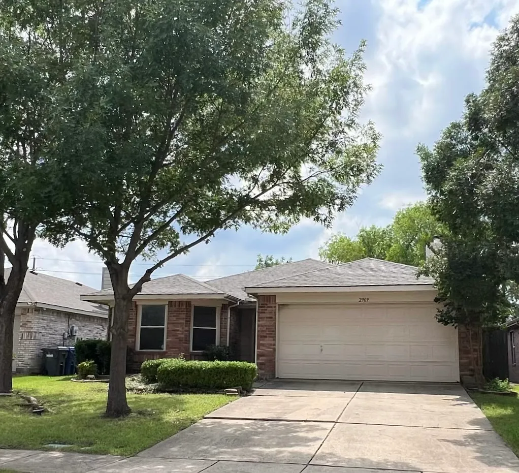 3 bed, 1595 sqft, $2,100 — Photo 2