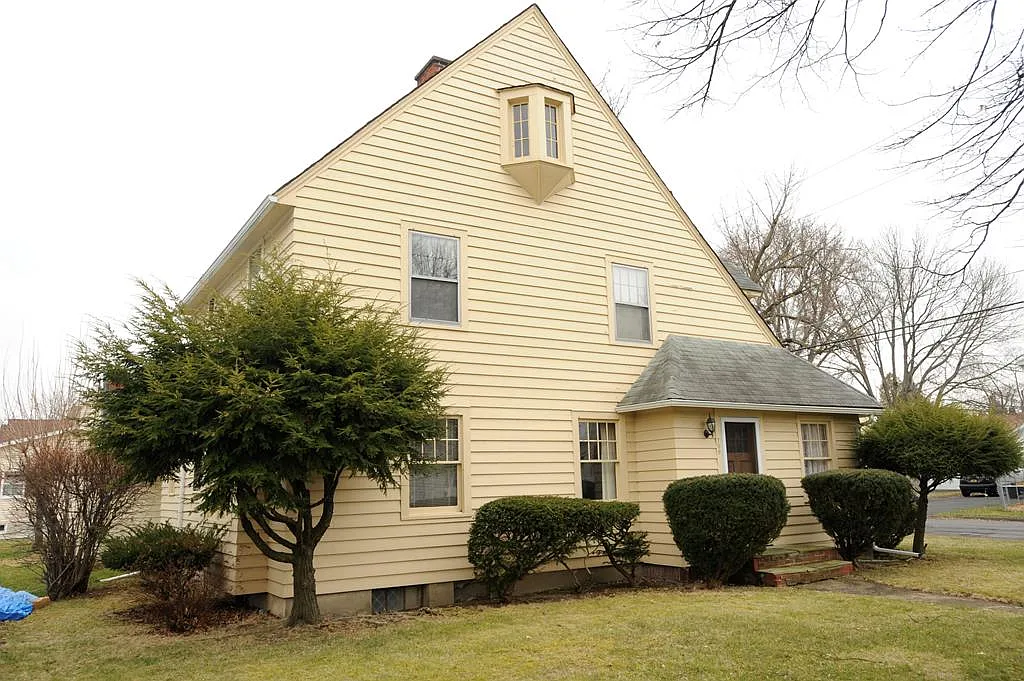 709 Thompson St photo 1