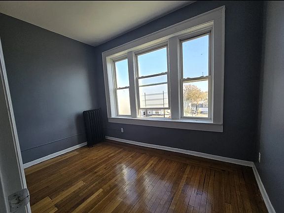 3rd image of 221-223 Roseville Ave #102