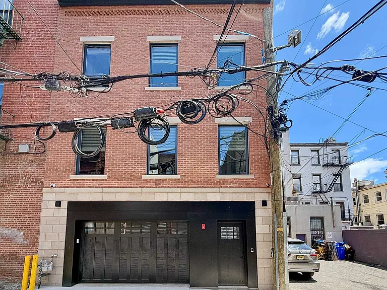 95 Court St — Photo 39