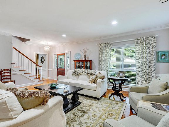 4th image of 38 Old Oak Ln