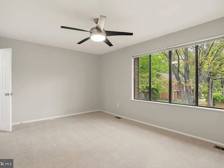 1382 Almond Dr — Photo 15