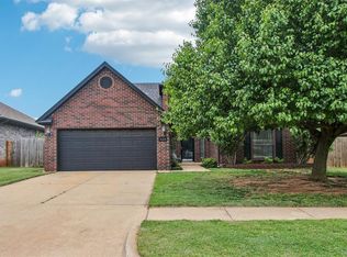 625 Fire Light Dr, Moore, OK 73160