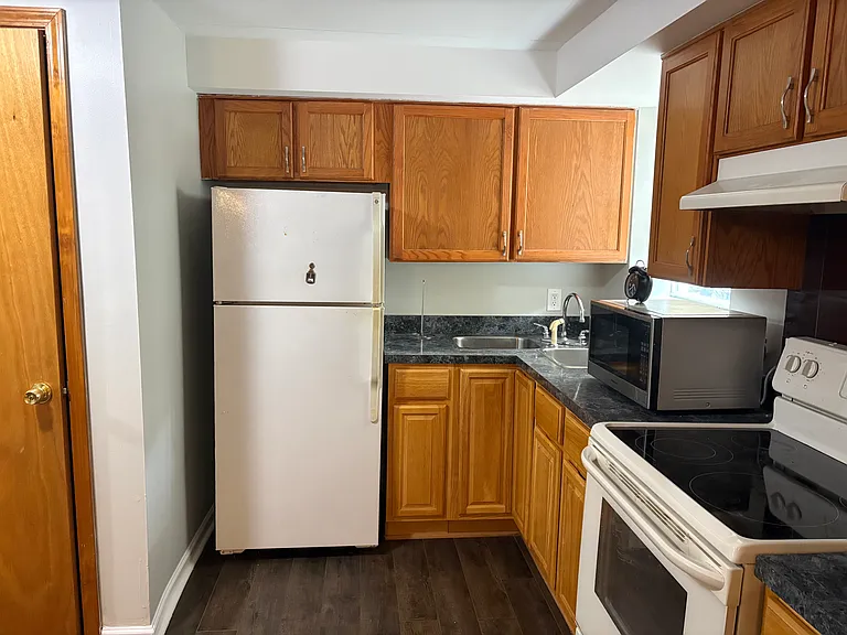 677 S Lyman Ave — Photo 2