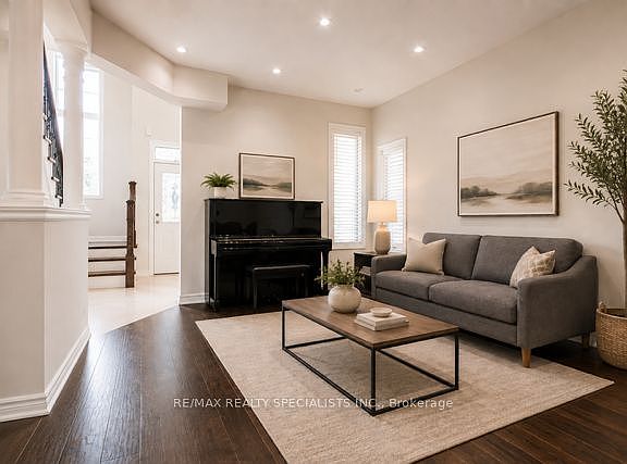 3rd image of 7 Kingspoint Cir