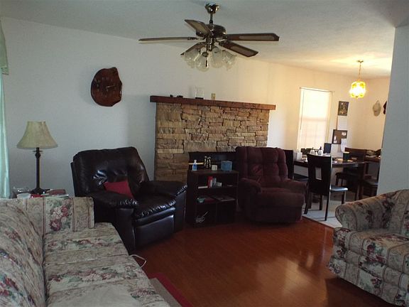 3rd image of 1449 Twin Oaks Rd
