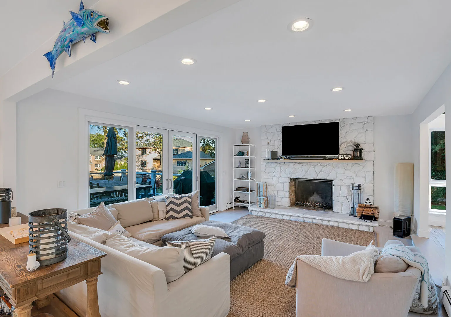 Contemporary Colonial home with pristine Peconic bay views — Photo 3