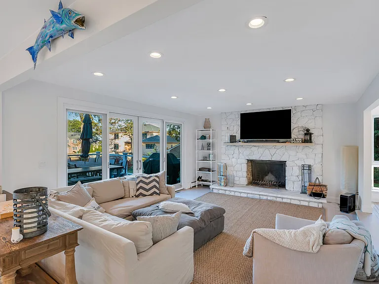 1055 Bay Home Rd — Photo 3
