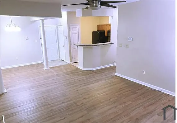 2 bed, 1039 sqft, $1,906 — Photo 4