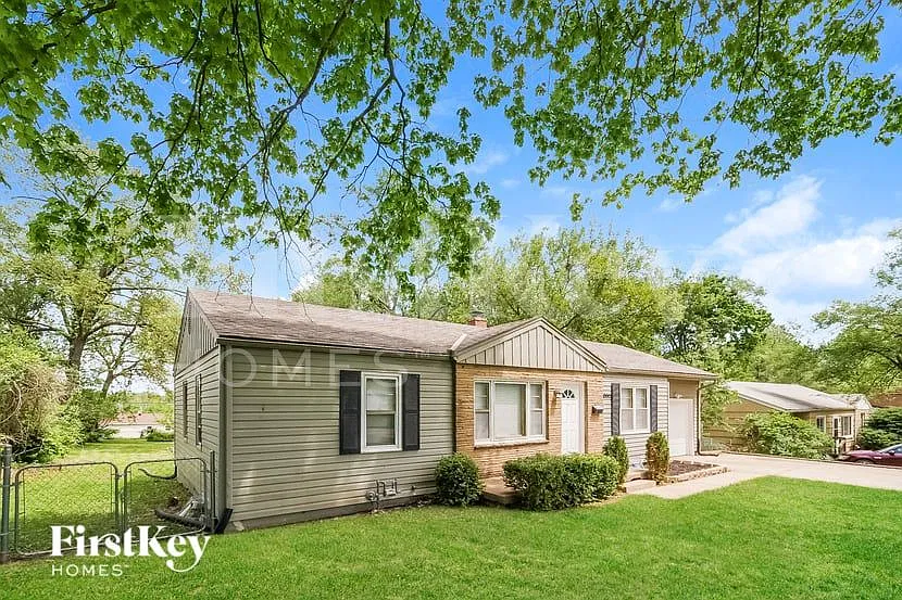 3 bed, 1.0 bath, 1066 sqft, $1,800 — Photo 2