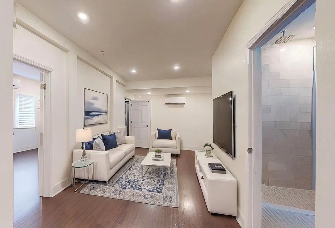 2 bed, 800 sqft, $2,400 — Photo 2