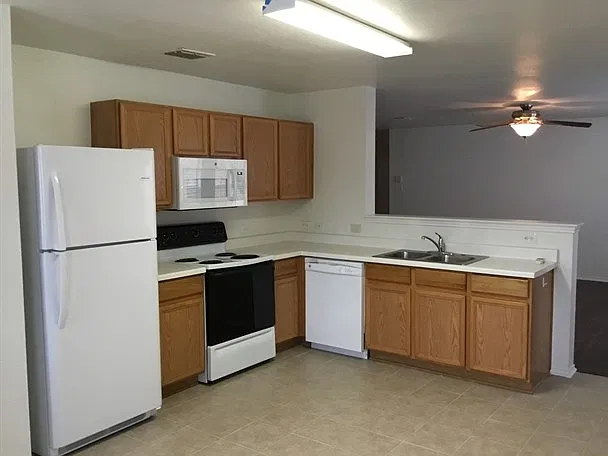 4 bed, 2.0 bath, 1764 sqft, $2,090 — Photo 3