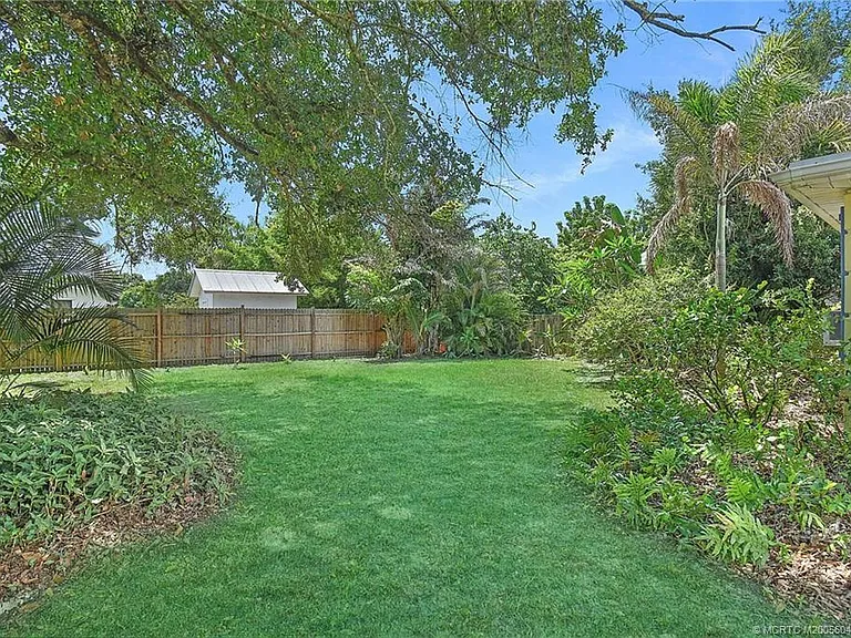 1413 SW Heather Ter — Photo 2