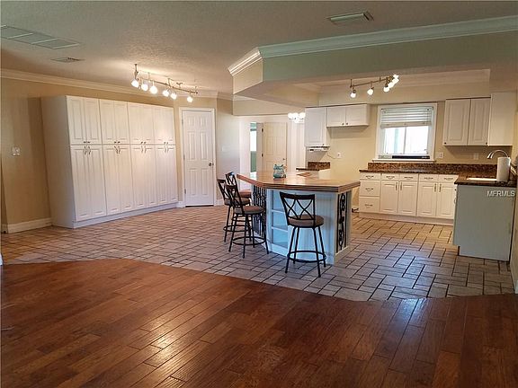 3rd image of 600 Jefferis Ct