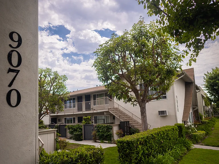 Cris Village Apartments — Photo 5