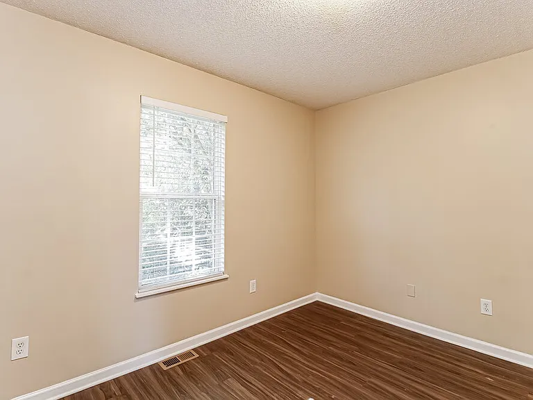 330 W Holt St — Photo 12