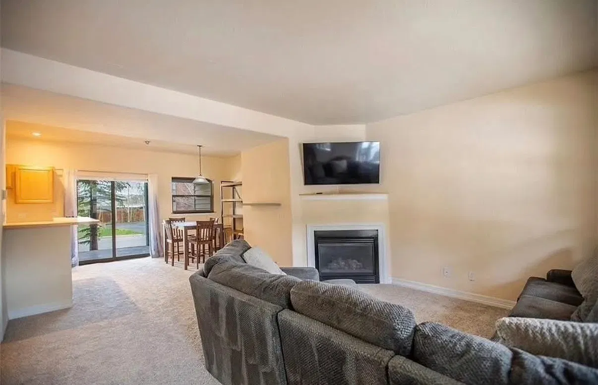 3 bed, 2.5 bath, 1320 sqft, $4,000 — Photo 3