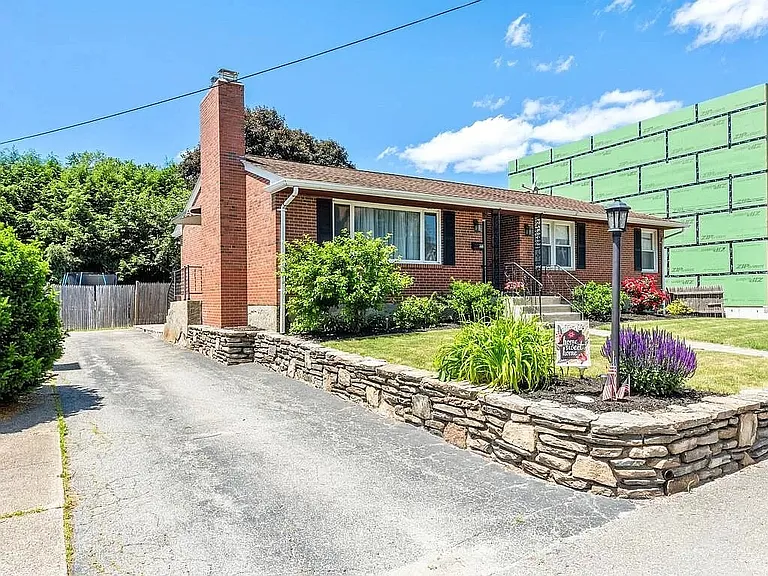 22 Alvarado Ave — Photo 3