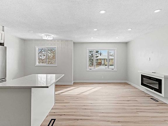 4th image of 937 E Marcombe Dr NE