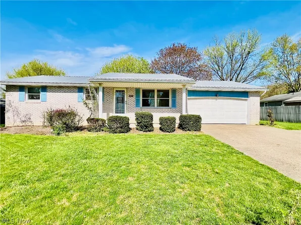 1077 S Hallmark Dr NE, Bolivar, OH 44612