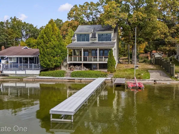9377 Anne St, Pinckney, MI 48169